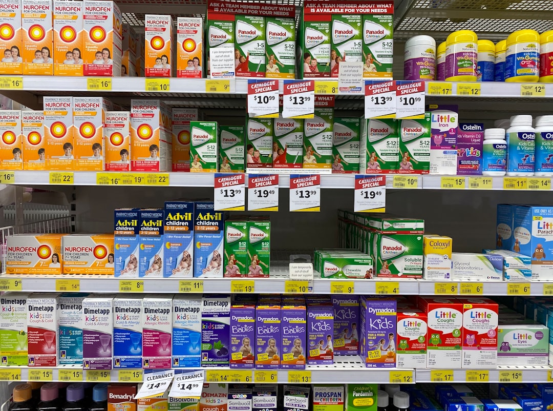 A close-up of an over-the-counter medicine label with highlighted sections showing dosage and ingredients.